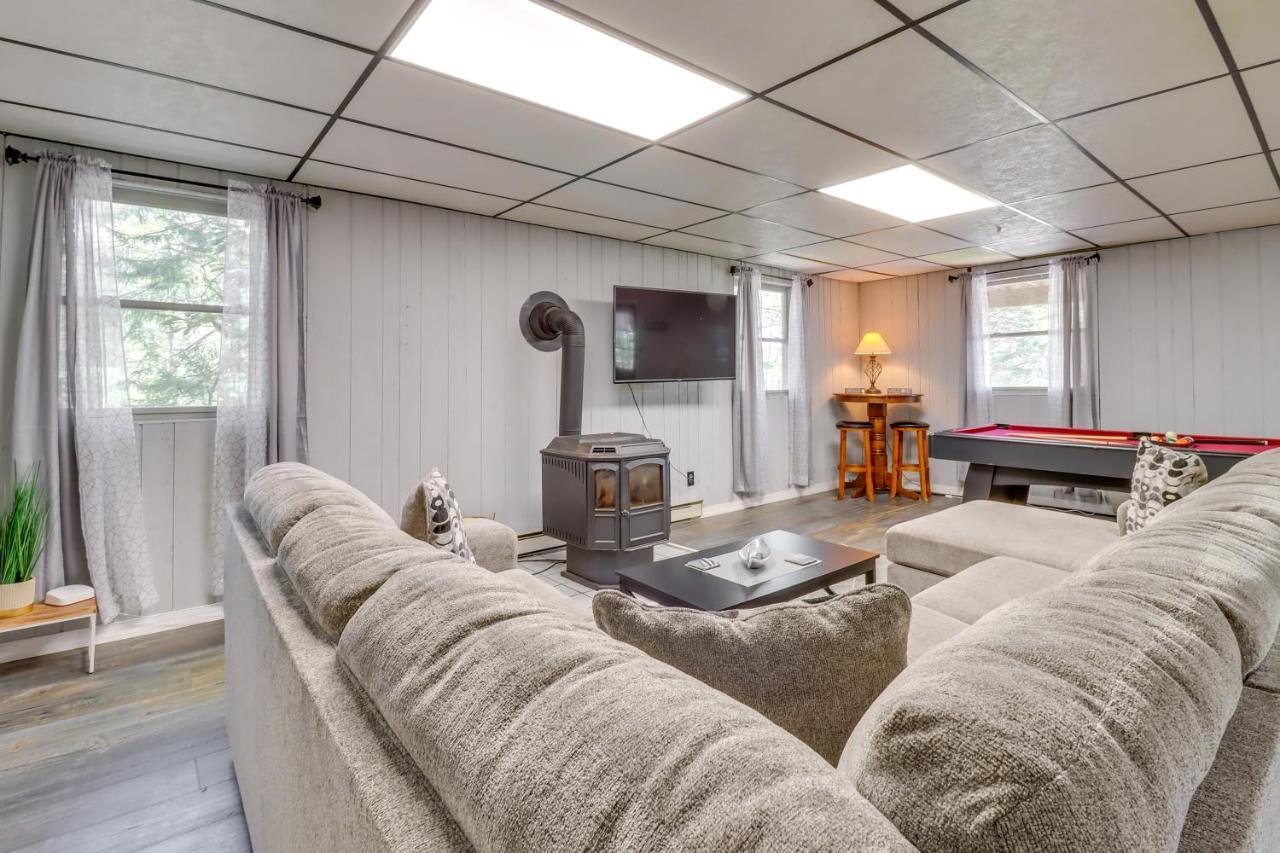Lakefront Poconos Vacation Rental With Swim Dock! Long Pond Kültér fotó
